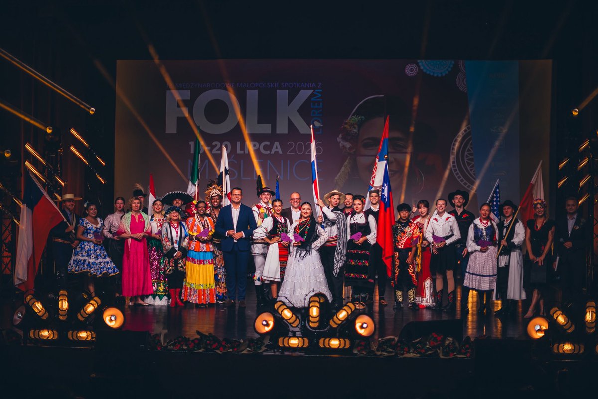 J_Szlachetka's tweet photo. Dobry wieczór #Myslenice 🧡 12. Międzynarodowe Małopolskie Spotkania z Folklorem rozpoczęte! 🩷🩵🇨🇱🇪🇨🇲🇽🇵🇦🇵🇾🇷🇴🇷🇸 🇹🇼🇺🇸🇭🇺🇵🇱💃🕺🌎
@malopolskaPL @CIOFF_NGO
#DziejeSię #FestiwalFolkloru #RazemDlaMyślenic
#FolkLove #KulturaLudowa #DanceAndMusic #malopolskafestival #visitmalopolska https://t.co/6blXRyWeU9