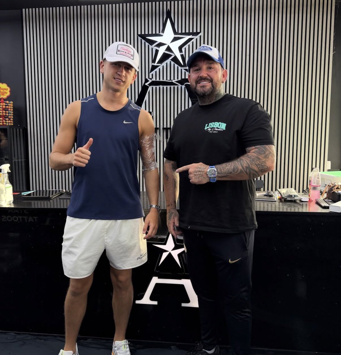 ibroxstands's tweet photo. Yeah he’s going nowhere💙

Welcome home, Mikey Moore! https://t.co/SjF7JPZRnW