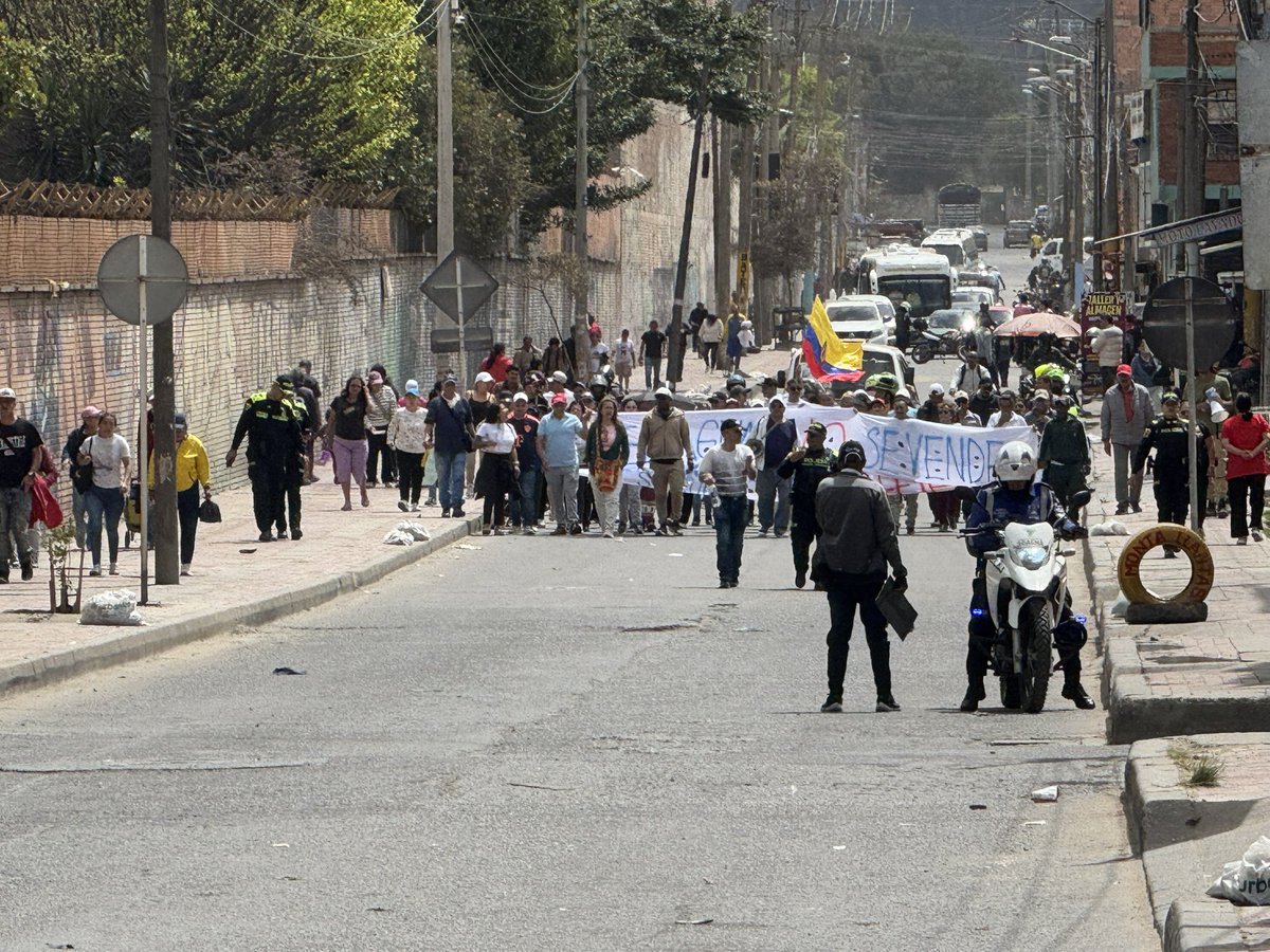 MovilidadCundi's tweet photo. 🚨 #NovedadVial | Se presentan afectaciones a la movilidad en el sector de Alfagres, sobre la Autopista Sur, en el municipio de #Soacha, debido a manifestaciones ciudadanas ajenas a la operación vial. Los manifestantes continúan su desplazamiento por el corredor, generando afectaciones al tránsito.
👮♂️ Las autoridades acompañan la movilización y realizan gestión de tráfico para mitigar el impacto en la movilidad y garantizar la seguridad de todos los actores viales.
⚠️ Si su destino lo permite, tome rutas alternas. Seguiremos informando.