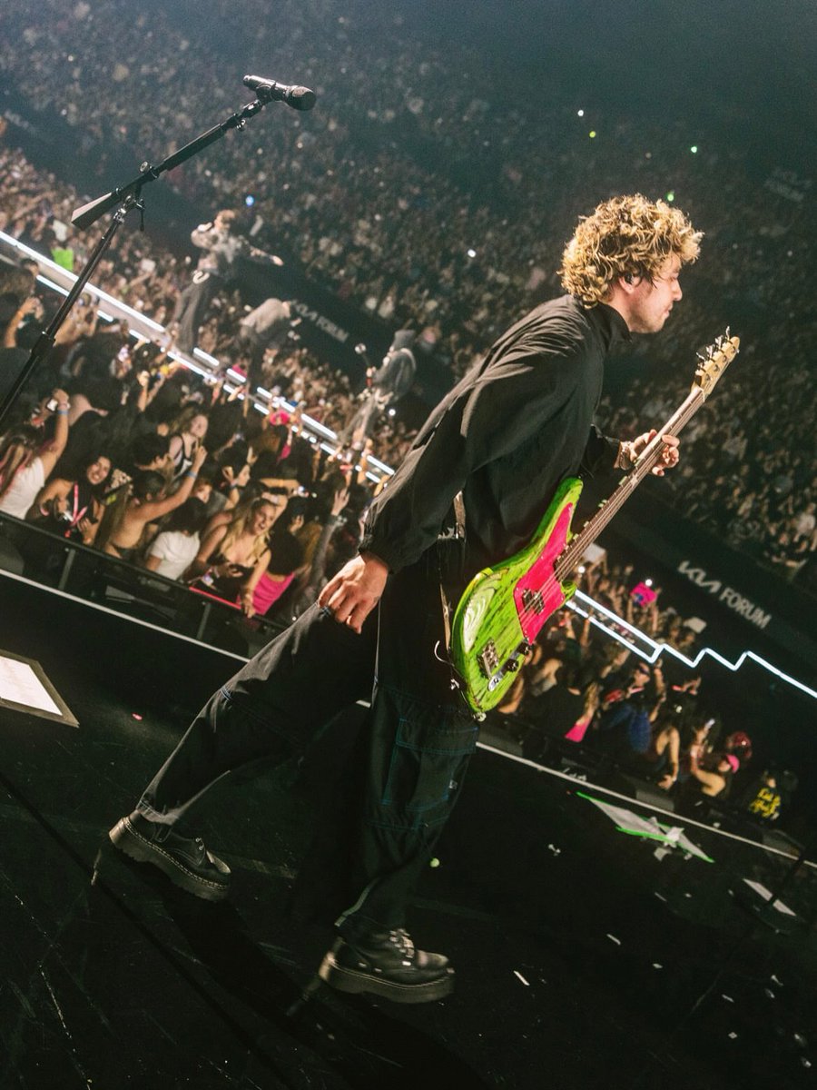 5SOSDigest. tweet media