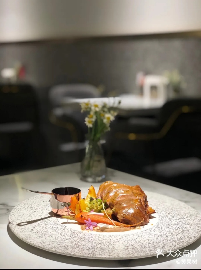 LisaDe_Lee's tweet photo. Thanksgiving feast alert! Juicy roasted turkey, creamy mashed potatoes, sweet cranberry sauce, and warm pumpkin pie for you u0026 your loved ones—grab your plate and dig in!  #Thanksgiving特餐 https://t.co/0UiCFocHCh
