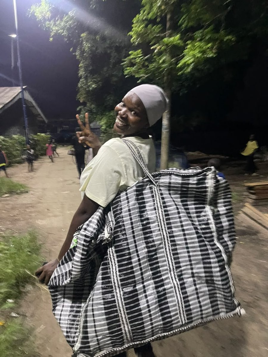 VibeWithReni's tweet photo. Mutuals, say cheese! 😁 The bag is bigger than my worries. 😂😂😂 https://t.co/TMfJ1cIVYv
