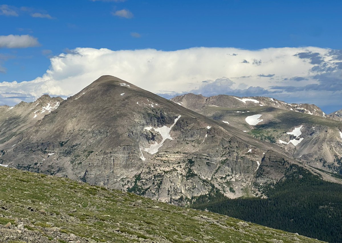 HikingLawyer's tweet photo. Back from Colorado and sitting behind a desk again.  Was able to climb 4 mountains on my trip.  First two days in the Indian Peaks were … smokey.   The last two days were fairly ideal.

Here’s one shot from each day:

#colorado #solohike #mountains https://t.co/YJbnCOdpfc