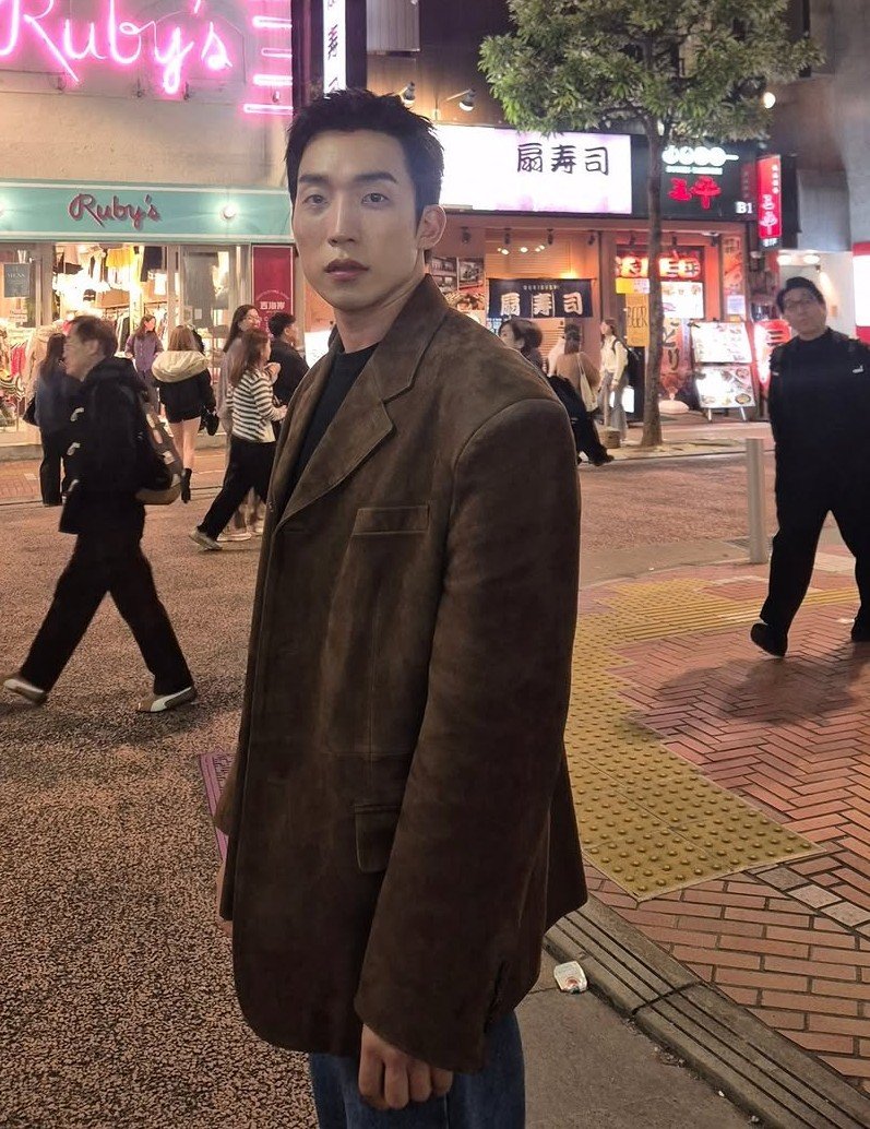 leesangyibr's tweet photo. So Lee Dong-jin has a suede blazer just like Lee Sang Yi's?! hehe https://t.co/9gbnK9oJ0s