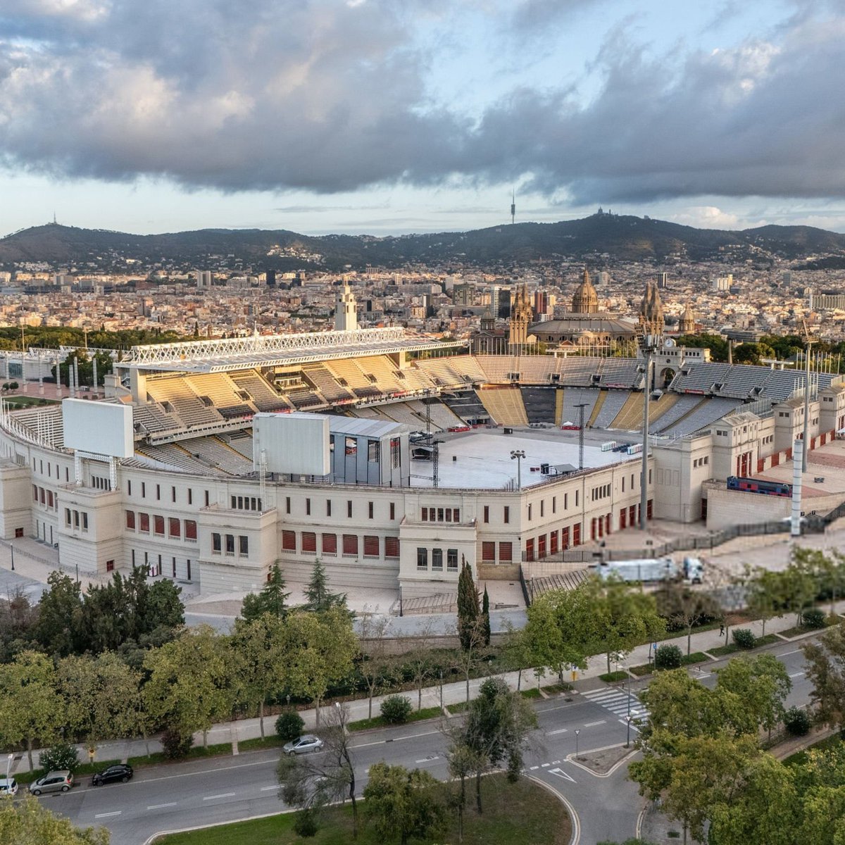 ManagingBarca's tweet photo. 🚨🚨| JUST IN: Barcelona have requested to play the first half of the 2027/28 season at Montjuïc. 

They plan to return to Camp Nou in January 2028 after the roof installation.

[@sport] 🔵🔴🏟️ https://t.co/aU2T8yqNMP