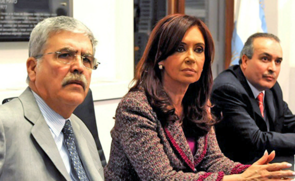 Tomidiazcueto's tweet photo. Parece increible que un tipo con esta cara de pelotudo nos haya robado tanta guita con 4 condenas en el lomo.

- Tragedia de Once.
- Compra GNL ruso.
- Oderbretch.
- Causa Skanska.
 
Julio De Vido, gran mano derecha de Néstor y Cristina Kirchner durante décadas choreadas.

El kirchnerismo es sinónimo de corrupción sin lugar a dudas: