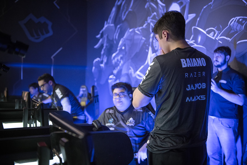 CBLOL's tweet photo. O olhar do @esACarry para o @baianolol1 desde então... https://t.co/VrH6wqoFdJ