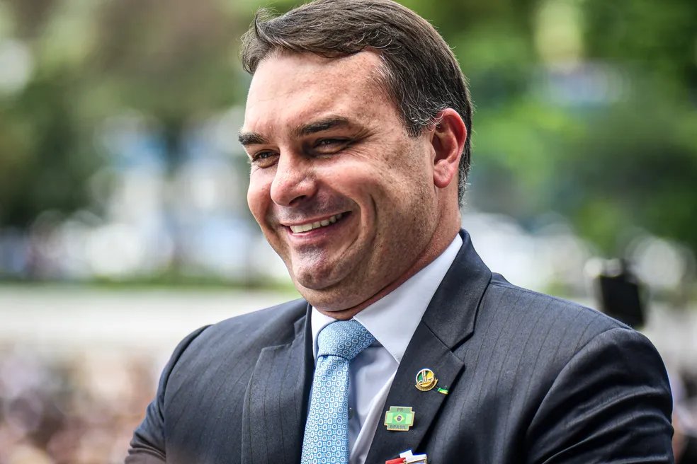 ericksalzerr's tweet photo. O POVO QUER SABER! E O EMPREGO?

Flávio Bolsonaro propões o o mesmo que os países que mais geram empregos e aumentam a renda têm em comum: menos burocracia para empreender, qualificação profissional, segurança jurídica, incentivo à inovação, investimentos em infraestrutura e um ambiente favorável para quem produz. Emprego sustentável nasce de crescimento econômico e produtividade.

Eu poio Flávio Bolsonaro! E você?