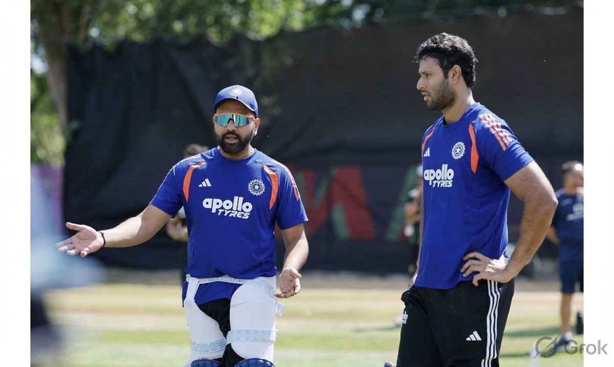 rushiii_12's tweet photo. Rohit Sharma giving some tips to Shivam Dube during today's practice session🙌🇮🇳❤️ https://t.co/V3j5kyJGh1