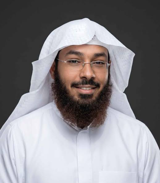 NSRbooks's tweet photo. لم اكن اعلم ان استماعي اليوم صباحاً لإذاعة القرآن سينتهي بمعرفتي لقصة حزينة..

فبينما كنت استمع لتلاوة عطرة لسورة مريم، لقارئ لم يسبق لي الاستماع له، وبعد انهاء القارئ للسورة، جاءت مداخلة مذيع القناة بالقول: استمعنا لتلاوة عطرة لسورة مريم تلاها على مسامعنا الشيخ هيثم الجدعاني رحمه الله!

صوت القارئ لا يوحي بكبر سنه، بحثت عنه واذا هو شاب من مواليد ١٣٩٩ هجري، من اهل جدة، قضى نحبه غرقاً وهو واخوه قبل حوالي ١٣ عام عن عمر يناهز ٣٢ عاما.

قضى حياته يدرس القرآن حتى اجيز في القرآن، ثم رحل الى القصيم طلبا للعلم وتتلمذ وثنى الركب عند ابن عثيمين رحمه الله وعند طلابه بعد وفاة الشيخ ابن عثيمين.

رحمه الله رحمة واسعة وتقبله عنده من الشهداء هو واخوه وجعل القرآن شفيعا لنا وله يوم القيامة.