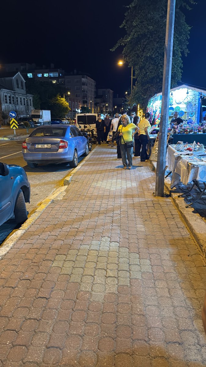 huseyinyav's tweet photo. @inebolubelediye @inebolukymk 

Saat 21:39 , Yazın kalabalık çarşı denecek tek yerdeyiz. Maalesef sinek ilacı sıktı belediye arabası. Alerjisi olan arkadaşımız var yanımızda. Çocuk var.

Ne olacak ya diyen insanlardan nefret geldi artık ya. https://t.co/NC3qsDWw11