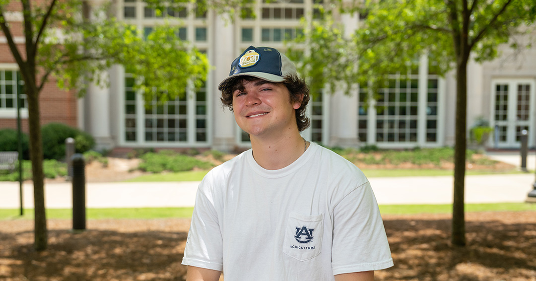 AuburnAg's tweet photo. 🔈Honey, have you Heard?

Check out the @AuburnEngineers podcast on Dylan Heard, a rising senior in mechanical engineering who works with the Auburn University Bee Center.

Listen to the #GINNing episode below, or you can find it on major platforms: https://t.co/r6cra1PW5g https://t.co/hJLLsBBsrQ