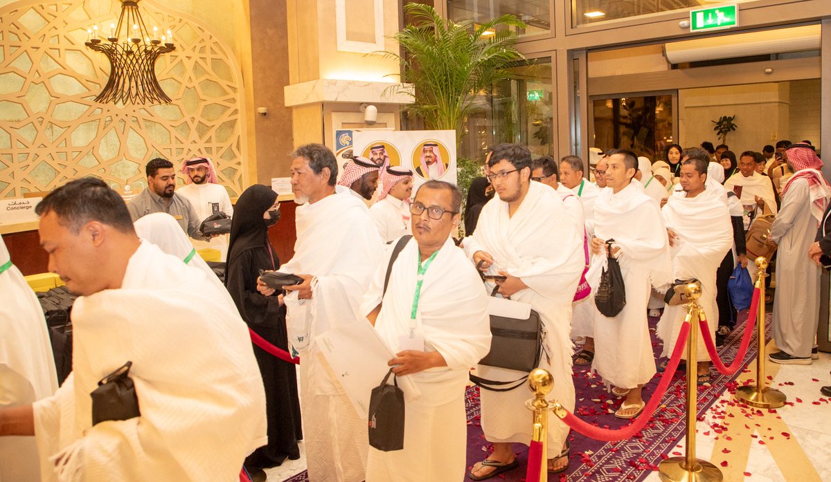 Saudi_Moia's tweet photo. وصل ضيوف الدفعة الأولى من #برنامج_خادم_الحرمين_الشريفين للعمرة والزيارة إلى مكة المكرمة، حيث أدّوا مناسك العمرة وسط منظومة متكاملة من الخدمات، بعد زيارتهم المدينة المنورة. 
ويتضمن برنامجهم في مكة لقاءات علمية وثقافية وزيارات إثرائية، ضمن جهود وزارة #الشؤون_الإسلامية لإثراء تجربة ضيوف البرنامج.