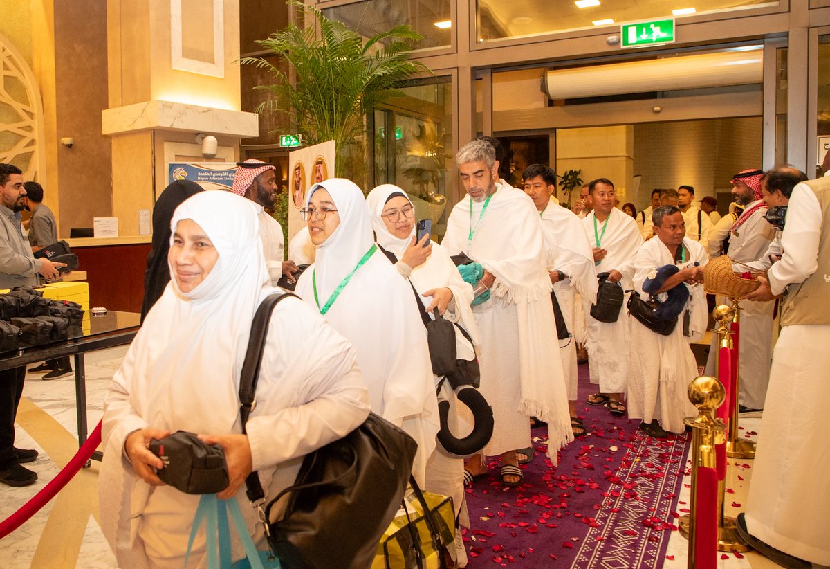 Saudi_Moia's tweet photo. وصل ضيوف الدفعة الأولى من #برنامج_خادم_الحرمين_الشريفين للعمرة والزيارة إلى مكة المكرمة، حيث أدّوا مناسك العمرة وسط منظومة متكاملة من الخدمات، بعد زيارتهم المدينة المنورة. 
ويتضمن برنامجهم في مكة لقاءات علمية وثقافية وزيارات إثرائية، ضمن جهود وزارة #الشؤون_الإسلامية لإثراء تجربة ضيوف البرنامج.