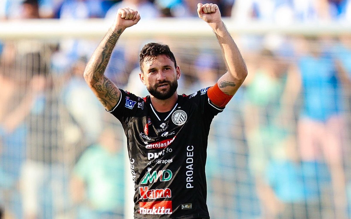 Radardabola__'s tweet photo. 🚨 Mercado!

Vasco e Atlético-MG monitoram a situação do meia Gabriel Boschilia, destaque do Operário na Série B do Campeonato Brasileiro.

Camisa 10 da equipe paranaense, Boschilia soma 9 gols na competição e tem sido um dos principais nomes da Série B, despertando o interesse de clubes da Série A.

👀 Seu nome ganha força na janela de transferências.