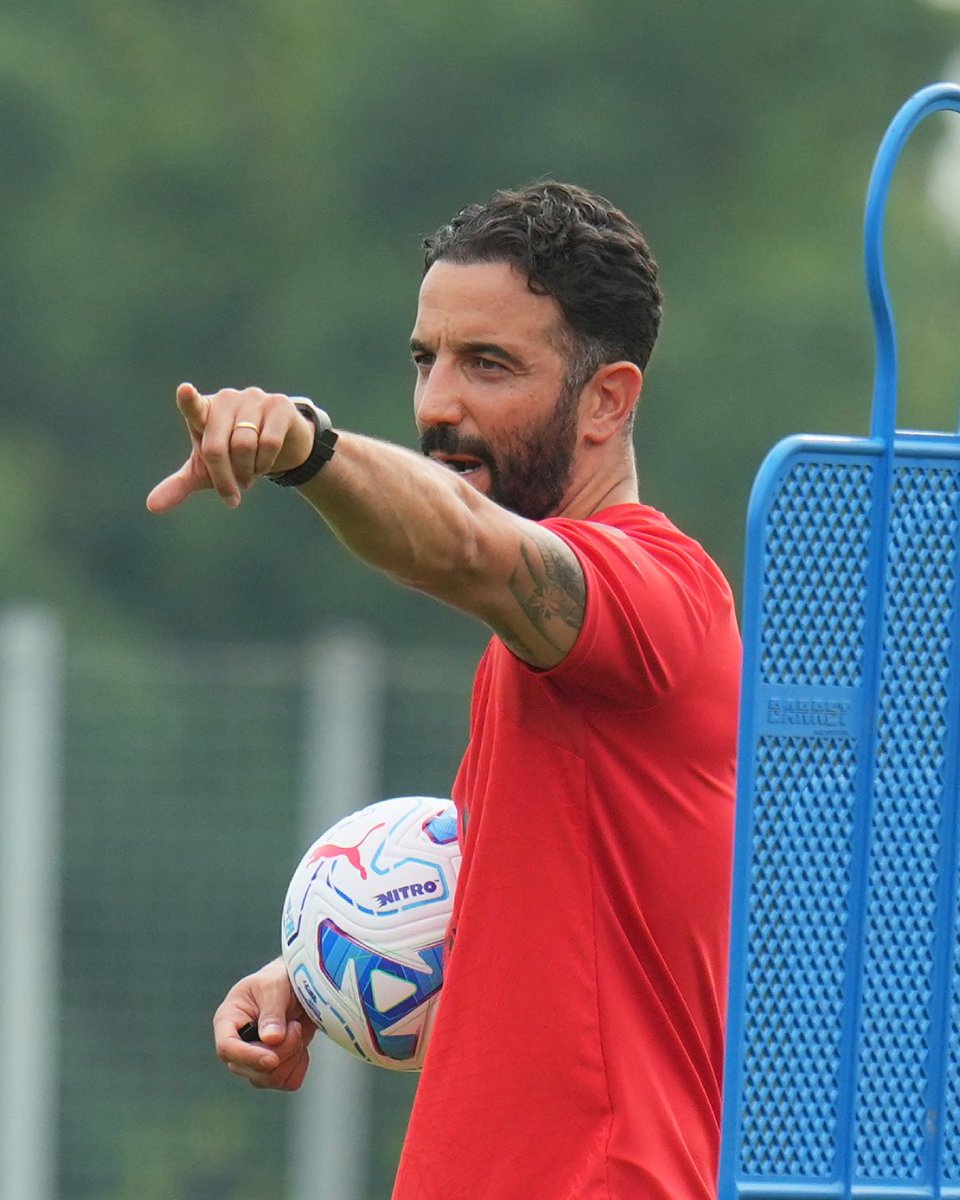 SerieA_EN's tweet photo. Down to business 🔴⚫ https://t.co/1MbmNty0fI