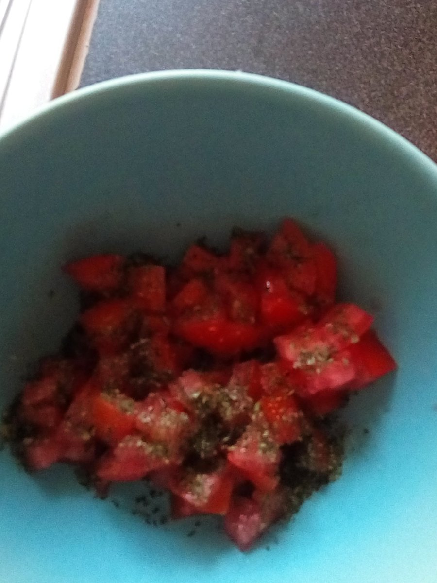 CaroleKalicki's tweet photo. Préparation salade de pâtes ; pâtes avec carottes râpées, dés de tomate au basilic de mon balcon, et morceaux de poulet au miel avec dés de pommes... 😋😊👍🙏 https://t.co/ZuDb50uVp3
