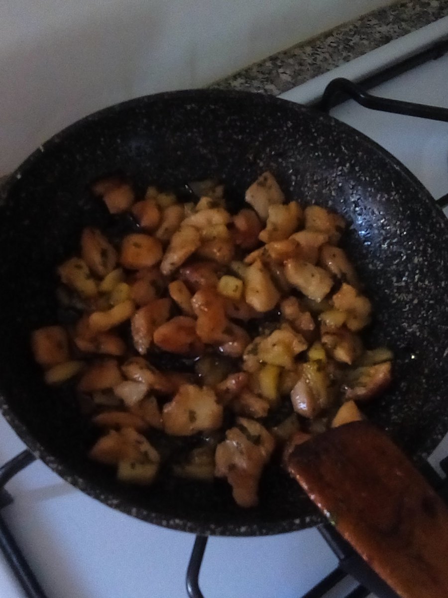 CaroleKalicki's tweet photo. Préparation salade de pâtes ; pâtes avec carottes râpées, dés de tomate au basilic de mon balcon, et morceaux de poulet au miel avec dés de pommes... 😋😊👍🙏 https://t.co/ZuDb50uVp3