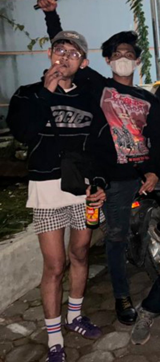 omgitsmungki's tweet photo. Ajig! Nuhun, make boxer nyekek Intisari. Tom DeLonge maneh teh? https://t.co/EzMQHU2Plo