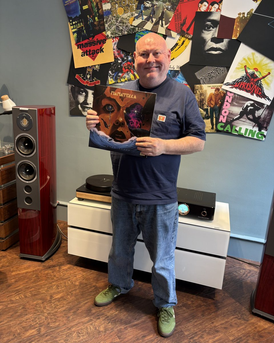 LoudClearHiFi's tweet photo. Here’s Ian with a vinyl copy of the new Mama Terra album ‘Inner Space’.
We have a launch event on Thursday, where we’ve added a 3pm session.
Marco from the band will be here to guide you through the album.
We’ll also have vinyl copies of the album to buy on the night. https://t.co/WuL2mDnX37