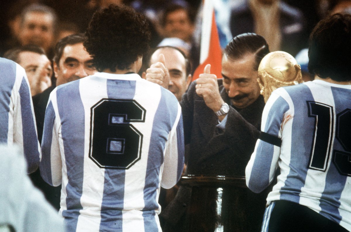altligleren's tweet photo. ⬇️Arjantin meselesi:
Futbol asla sadece futbol olmadı. Arjantin’in tartışmalı 1978 dünya kupası şampiyonluğunu hatırlayalım: 70’lerin Güney Amerika’sına neoliberal politikaları dayatmak için getirilen CIA destekli diktatörlükler damga vuruyor. Şili’de darbeci general Pinochet, korkuya yönettiği ülkenin kaderini ABD’de Milton Friedman tedrisatından geçen neoliberal Chicago Boys kadrosuna teslim ederken on binlerce muhalifi kılıçtan geçiriyor. Güney Amerika, ABD sponsorluğunda şiddet yoluyla bir neoliberal laboratuvara dönüştürülüyor. Diktatörlüklerin ABD desteğiyle kurduğu istihbarat şemsiyesiyle tüm kıtada sol muhalefet kapana kıstırılıyor.

Arjantin’de de darbeyle general Jorge Videla ülkenin yönetimini ele alıyor. Sendikalar kapatılıyor, özelleştirme dalgaları başlıyor, finans piyasaları serbest bırakılıyor. Kirli savaş başlıyor, nehirler toplu infaz sahalarına dönüşüyor, 30 bin kişi bir daha bulunamamak üzere kayboluyor. Uluslararası tepkiler artıyor. FIFA başkanı Havelange ise turnuvanın Arjantin’de düzenleneceği konusunda ısrar ediyor, çünkü 1978 dünya kupası çıkmaza sürüklenen rejime imajını düzeltme konusunda altın bir fırsat sunuyor.

Hollandalı Johan Cruyff ve Alman Paul Breitner, Videla rejimini boykot ediyor, stadyumlarla işkence merkezlerinin neredeyse dip dibe yer aldığı Arjantin’deki turnuvaya gelmiyor. Ne var ki Arjantin, o dönemki sisteme göre final grubunun son maçlarına girilirken averaj farkından dolayı final maçına çıkamıyor. Son maç CIA destekli darbelerden nasibini alan bir diğer ülke olan Peru ile. Arjantin’in grubu Brezilya önünde bitirmesi ve finale çıkması için 4 gol gerekiyor.

Maç öncesi ABD’nin ünlü dışişleri bakanı Henry Kissinger ile Videla özel olarak görüşüyor, sonra ikili Peru soyunma odasına inerek oyunculara özel bir konuşma yapıyor. Arjantin, Peru’dan gereken 4 gollük averajı 6 golle alıyor. Peru orta sahası Velazquez, yıllar sonra açık açık arkadaşlarının maçı sattığını söylüyor. Arjantin finale çıkıyor. Final maçı öncesi Hollanda otobüsü Buenos Aires gettolarında dolaştırılarak taşlanıyor. Arjantin, Kempes’in yıldızlaştığı maçta Cruyff’suz Hollanda’yı tekme tokat yenerek tarihinde ilk kez dünya kupasını kazanıyor. Hollanda’nın hakem yönetimini protesto ederek katılmadığı seremonide kupa diktatör Videla’nın ellerinden Arjantin takım kaptanı Daniel Passarella’ya takdim ediliyor. Arjantin’den Peru’ya Videla imzalı bonkör hibeler yollanıyor, Peru’nun dondurulmuş varlıkları serbest bırakılıyor.

Arjantin’de 1978’de ne olduysa, bugün de aynısı oluyor. Javier Milei ve tekno-liberteryen rejimi, halkının kaderini piyasa anarşisine teslim ederken Patagonya’daki arazileri İsrail’e satıyor, kendini yılmaz bir siyonist olarak tanımlıyor. Silikon Vadisi’nin teknoloji elitleri için hukuki kontrolleri kaldırmayı vaat ediyor; ülkesinin ormanlarını veri merkezlerine dönüştürme, yapay zeka üstünde sıfır denetim sözü veriyor, bu elitlerden sürekli övgü alıyor. Sistemi tıkandığında ABD başkanından gelen devasa hibelerle yoluna devam ediyor, ulusal egemenliği ayaklar altına alıyor. Netanyahu, Javier Milei’yi dünya kupasında Arjantin’i destekleme sebebi olarak niteliyor. Arjantin, Milei rejiminde ABD'nin soğuk savaşının stratejik merkezlerinden birine, kuralsız bir teknoloji laboratuvarına dönüştürülüyor. Gelecek, tekrar bu topraklarda inşa ediliyor.

Arjantin’in maçlarında çoğu zaman abartılı bir tonda söylenen kayrılma ithamlarının ve meseleyi sulandıran komplo teorilerinin ajans işi olduğunu düşünüyorum. Ancak ABD başkanının emriyle kırmızı kartı iptal eden, tamamen siyasete batmış bir FIFA var. Ve FIFA’nın o dönemki başkanı Havelange’nin neoliberal dönüşüm sürecini başlatan Videla rejimine uluslararası meşruiyet kazandırma konusunda epey ısrarcı olduğunu hatırlayacak olursak bugün aynısının Milei için yapıldığından şüphelenen kimseyi suçlayamayız. Ben halen çekimserim, ancak dikkatle izliyorum olan biteni.