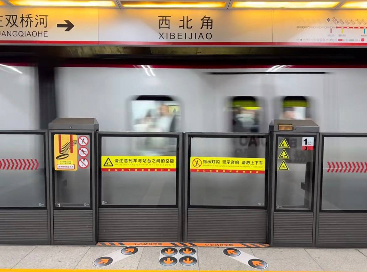 tothmeri's tweet photo. 怎么天津是觉得我缺钱花了吗？天津的交通我真的要说一下 ，我的天，我走在人行横道上，明明是绿灯（肯定没看错，大家都在走），但不论是电动车还是汽车，根本不管行人，也不减速，右转车道直接转，怎么是觉得我缺钱花了，想给我花点啊。。。#天津 https://t.co/mZYa4SqhQZ