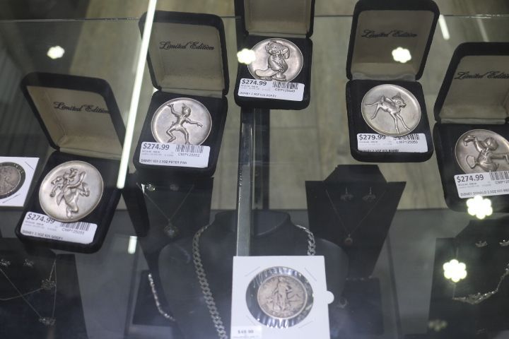 centralpawnshop's tweet photo. Thinking about selling foreign currency? Timing can make a difference 💱⏳

🌍 Sell when exchange rates are strong
💡 Keep an eye on market trends for larger amounts
🏪 Compare offers locally

Visit Central Mega Pawn today for fast, easy currency appraisals! Call 909-627-9622. https://t.co/e3qwe9hfcX