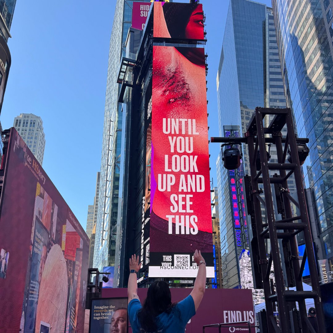 HSConnectOrg's tweet photo. Most people with #HidradenitisSuppurativa spend years hiding their disease. In Times Square, HS advocates chose visibility over stigma, showing the world what HS really looks like. This is advocacy. This is strength. This is change. 💜 #FINDUS #HSConnect #PatientAdvocacy https://t.co/Ch57bHQAmn