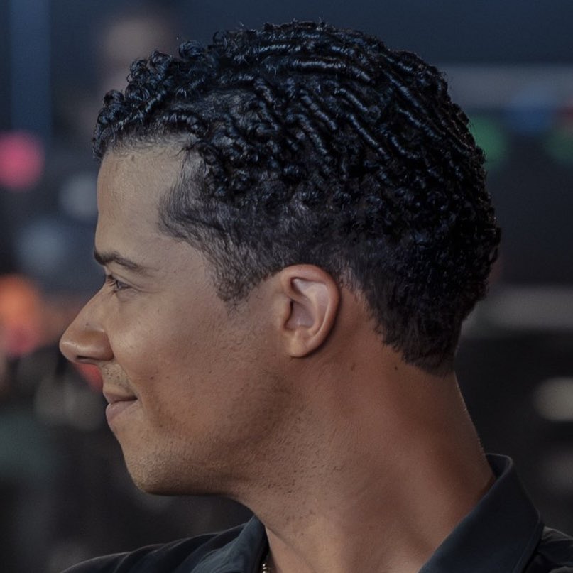 claudiascoven's tweet photo. close up of jacob’s gorgeous finger coils (styled by verne anderson) ♡ https://t.co/lg9Dftg9gD