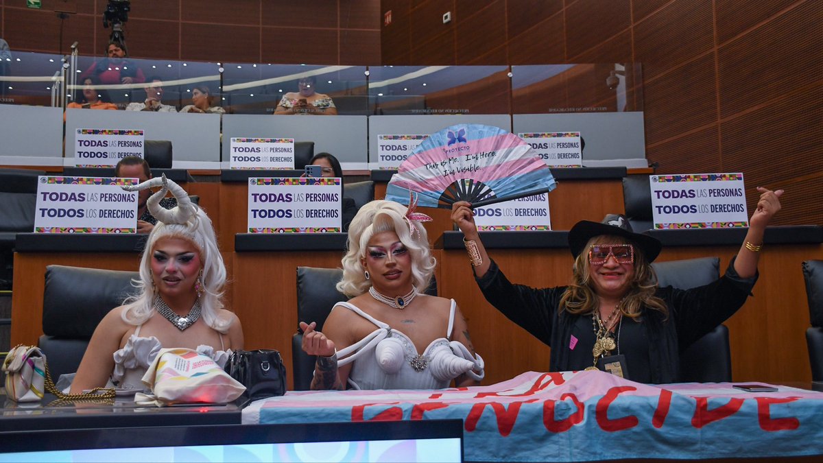 YaajMexico's tweet photo. #ReconociendoElOrgullo 🏛️🏳️‍⚧️🏳️‍🌈 Con enorme emoción celebramos que el Senado de la República reconoció a nuestra Titular de la Unidad de Género de Yaaj México, @paosantillanmx, por su trayectoria como activista LGBTI+, feminista interseccional y defensora de derechos humanos.

#MujeresDiversasYaaj 🏅 Este reconocimiento distingue la línea de género y feminista de nuestra organización a través del fortalecimiento de liderazgos de mujeres diversas y personas no binarias, así como en la creación de escuelas de participación política, procesos formativos y estrategias de incidencia para que más voces diversas lleguen a los espacios donde se toman decisiones‼️ #VivasLibresYDiversas 💚💜🩷🧡