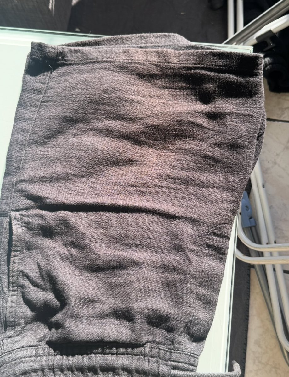 baki9066's tweet photo. @ZARA_Care Bermuda noir acheté le 24/06/2025 au Zara Nancy Saint-Georges, viré au rose au soleil : défaut de teinture. En magasin le 13/07, on m’oppose une « procédure d’1 an » alors que la garantie légale est de 2 ans. Refus d’écrit. Mise en demeure au siège + signalement DGCCRF https://t.co/PA58lT5X1C