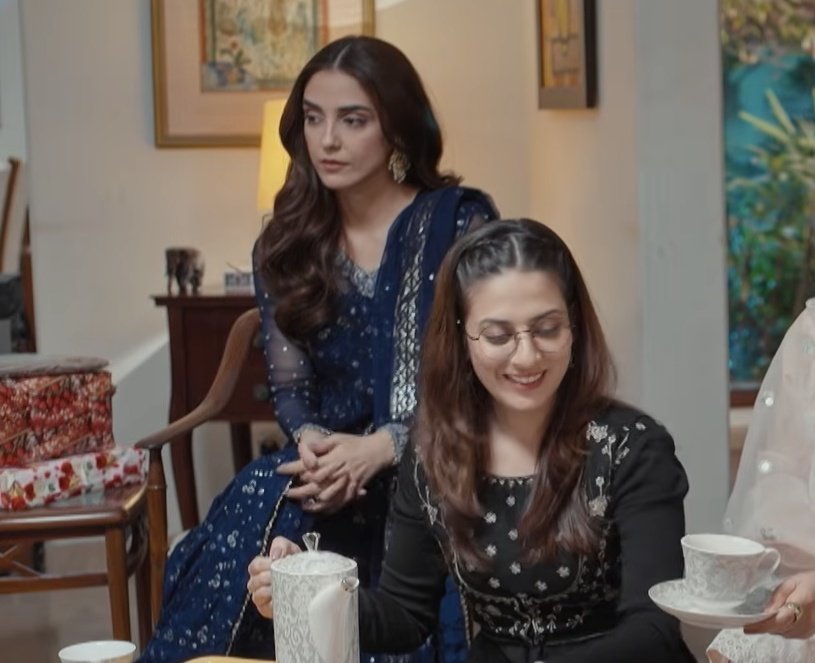 Mahenurrr's tweet photo. the way I screamed when I saw mayo in the blue jora. this haseeeen woman. 😍 #aikmohabbataur #mayaali https://t.co/9XXBgY4ZpE