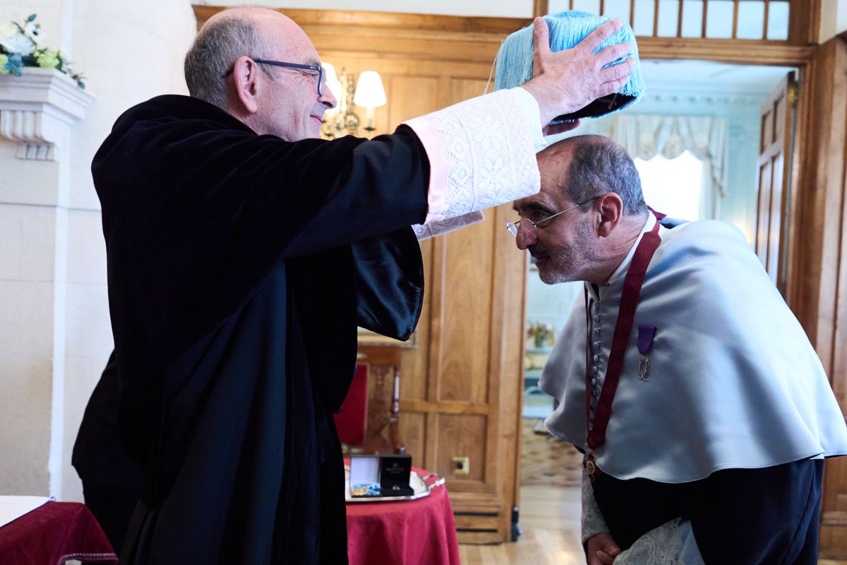 pedro_casares's tweet photo. Investidura de @daniInnerarity como Doctor Honoris Causa de la @UIMP. Comparto con él que la Unión Europea tiene que tomar hoy decisiones más difíciles ya que vivimos en un mundo para el que no estaba pensada, con juegos de poder que ya no son cooperativos sino de puro conflicto. https://t.co/ibQ8FwHc4l