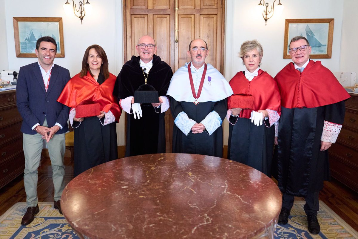 pedro_casares's tweet photo. Investidura de @daniInnerarity como Doctor Honoris Causa de la @UIMP. Comparto con él que la Unión Europea tiene que tomar hoy decisiones más difíciles ya que vivimos en un mundo para el que no estaba pensada, con juegos de poder que ya no son cooperativos sino de puro conflicto. https://t.co/ibQ8FwHc4l