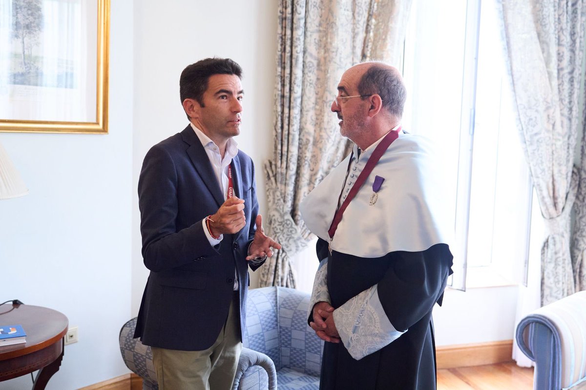 pedro_casares's tweet photo. Investidura de @daniInnerarity como Doctor Honoris Causa de la @UIMP. Comparto con él que la Unión Europea tiene que tomar hoy decisiones más difíciles ya que vivimos en un mundo para el que no estaba pensada, con juegos de poder que ya no son cooperativos sino de puro conflicto. https://t.co/ibQ8FwHc4l