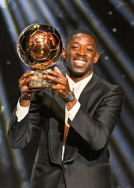 Cultination1's tweet photo. 🇫🇷💶😳 OUSMANE DEMBÉLÉ OFFRE 200 000€ À SA MÈRE… LE FISC LUI TOMBE DESSUS.

Le footballeur avait viré 200 000€ à sa mère en 2017. L'administration fiscale a estimé que cette somme ne pouvait pas être considérée comme un SIMPLE présent d'usage.

La justice a finalement donné raison au fisc, rappelant qu'un don important peut être SOUMIS à des règles fiscales selon son montant, son contexte et les formalités déclaratives.
(France 3)