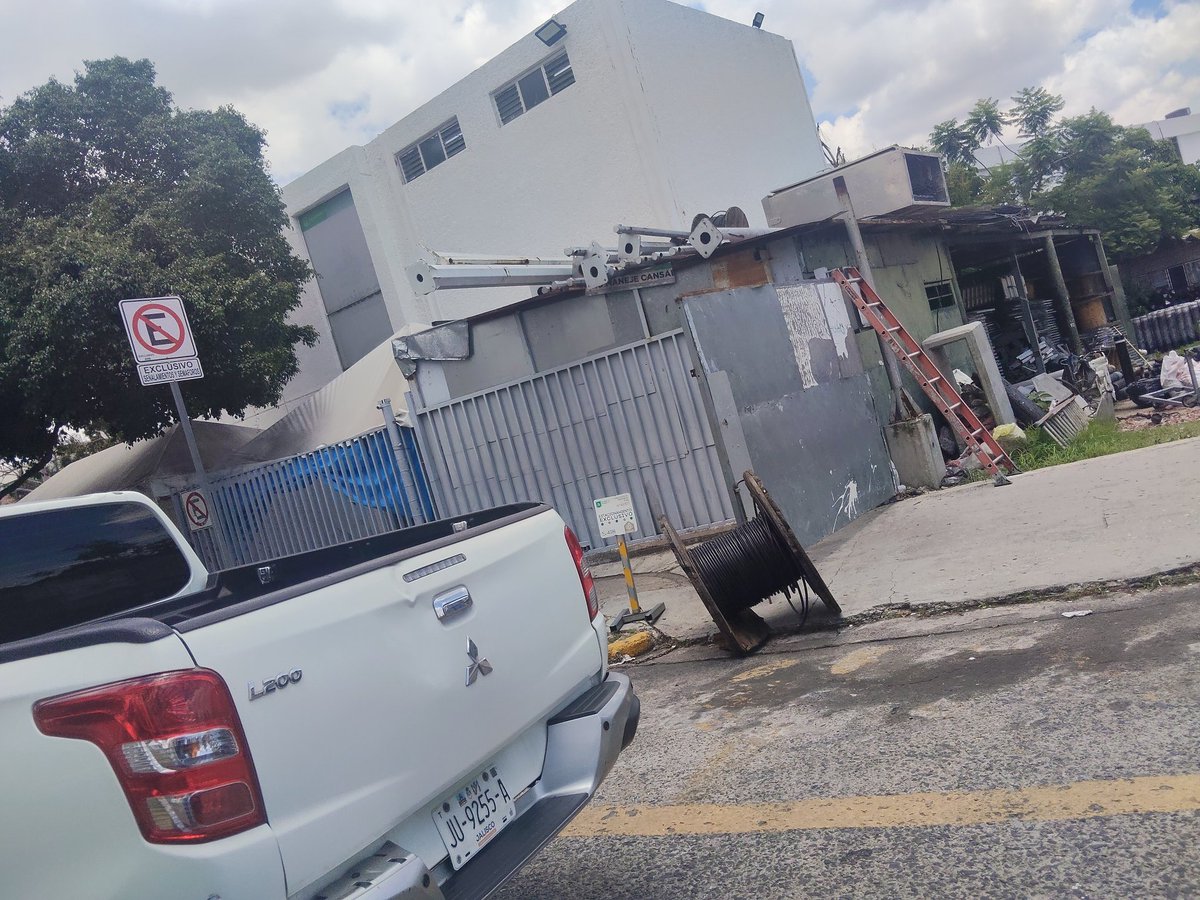 chisrock's tweet photo. La propia @TransporteJal obstruyendo banqueta @Trafico_ZMG https://t.co/N6GzLk8kOE