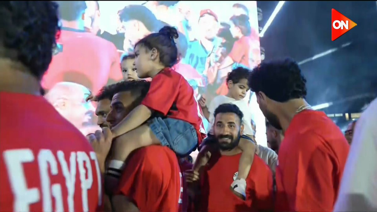 ONTVEgy's tweet photo. رقص نجوم المنتخب مع تامر حسني🕺🏻 في حفل تكريمهم في ستاد القاهرة.. هنوووولع الدنيااااا 🔥🧨
 #شكرا_للأبطال
#ON https://t.co/AjV3GSY4hV
