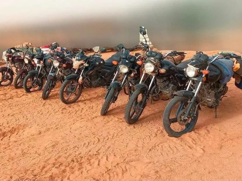 Kassim87561591's tweet photo. Mali 🇲🇱 : Sous la pression des #FAMA, des motocyclettes abandonnées par les terroristes de la coalition #JNIM et #FLA se trouvent dans le secteur d'#Anéfis.
Les terroristes ont lu l’heure à Anéfis 😅 https://t.co/FDbJCiuppH