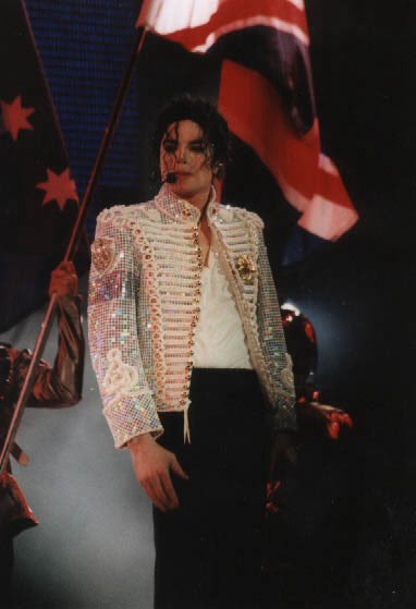 mjjposts's tweet photo. Quanto mais eu conheço o processo criativo do Michael Jackson, mais admiro o seu lado artístico.

Muita gente olha para uma foto como essa e vê apenas uma jaqueta bonita. Mas nada era por acaso. Michael buscava inspiração na história da monarquia britânica, nos retratos de reis, nas medalhas militares e na forma como essas vestimentas transmitiam presença, autoridade e imponência.

É isso que torna o seu estilo tão fascinante para mim. Ele transformava referências históricas em algo completamente seu e fazia da própria imagem uma extensão da sua arte.

Essas fotos foram tiradas durante a HIStory World Tour em 1997