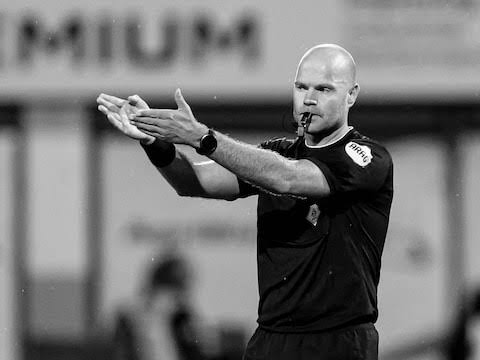 LNTribune's tweet photo. #Mondial2026 : #RobDieperink, l’arbitre écarté par la #FIFA, meurt brutalement à 38 ans
Rob Dieperink, arbitre de 38 ans récemment retiré de la liste des officiels du tournoi par la FIFA, est décédé, a confirmé la Fédération néerlandaise de football (KNVB). La cause de sa mort n’a pas été communiquée. La KNVB a officialisé le décès de l’arbitre international, qui évoluait depuis plusieurs années dans le football professionnel aux Pays-Bas. Dans sa réaction, l’instance a salué un officiel expérimenté et particulièrement apprécié de ses collègues.