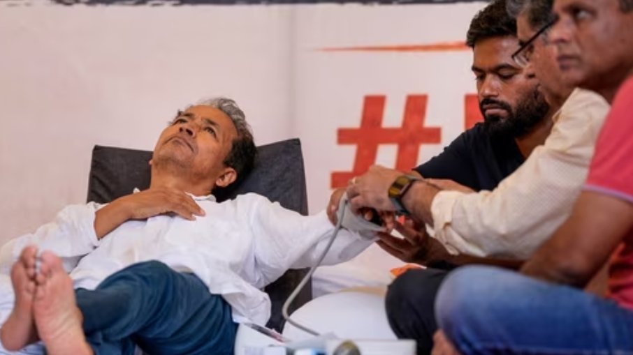 MukAn_X's tweet photo. अगर सोनम वांगचुक को कुछ हुआ तो यह सरकार गिर जाएगी!

हम देश के इतने बड़े वैज्ञानिक और सच्चे इंसान को किसी भी कीमत पर खो नहीं सकते।

पूरे 17 दिन हो गए हैं, इस बंदे ने अन्न का एक दाना तक नहीं खाया है।

डॉक्टरों का कहना है कि भूख के कारण उनके शरीर की हालत बहुत खराब हो चुकी है

8 किलो से ज्यादा वजन घट गया है, शरीर का मांस गल चुका है और छाती की पसलियां साफ दिखने लगी हैं।

शुगर लेवल 67 पर आ गया है, ब्लड शुगर इतना कम है कि वे कभी भी बेहोश या कोमा में जा सकते हैं।

बीपी 104/66 हो गया है, इतनी कमजोरी है कि अब उनके मुंह से आवाज तक नहीं निकल रही है।

जिस वैज्ञानिक के बनाए सोलर टेंट बर्फीली पहाड़ियों पर हमारे देश के फौजी भाइयों की जान बचा रहे हैं,

आज सरकार उसी को दिल्ली में मरने के लिए छोड़ चुकी है।

हमारे देश का मीडिया इस खबर को छुपा रहा है लेकिन इंटरनेशनल मीडिया इस पर बड़ी खबरें दिखा रहा है।

इस पोस्ट को देखने वाले सभी भाइयों और बहनों से हाथ जोड़कर विनती है,

सिर्फ इस पोस्ट को पढ़कर या कमेंट में दुख हुआ लिखकर आगे मत बढ़िए।

अगर आपको इस सच्चे देशभक्त की थोड़ी भी चिंता है तो आप भी आज आवाज उठाओ।

प्रधानमंत्री जी आपसे भी विनती है अपनी जिद छोड़िए और तुरंत सोनम जी का अनशन तुड़वाइए।

देश के इस अनमोल रत्न की जान बचाइए!