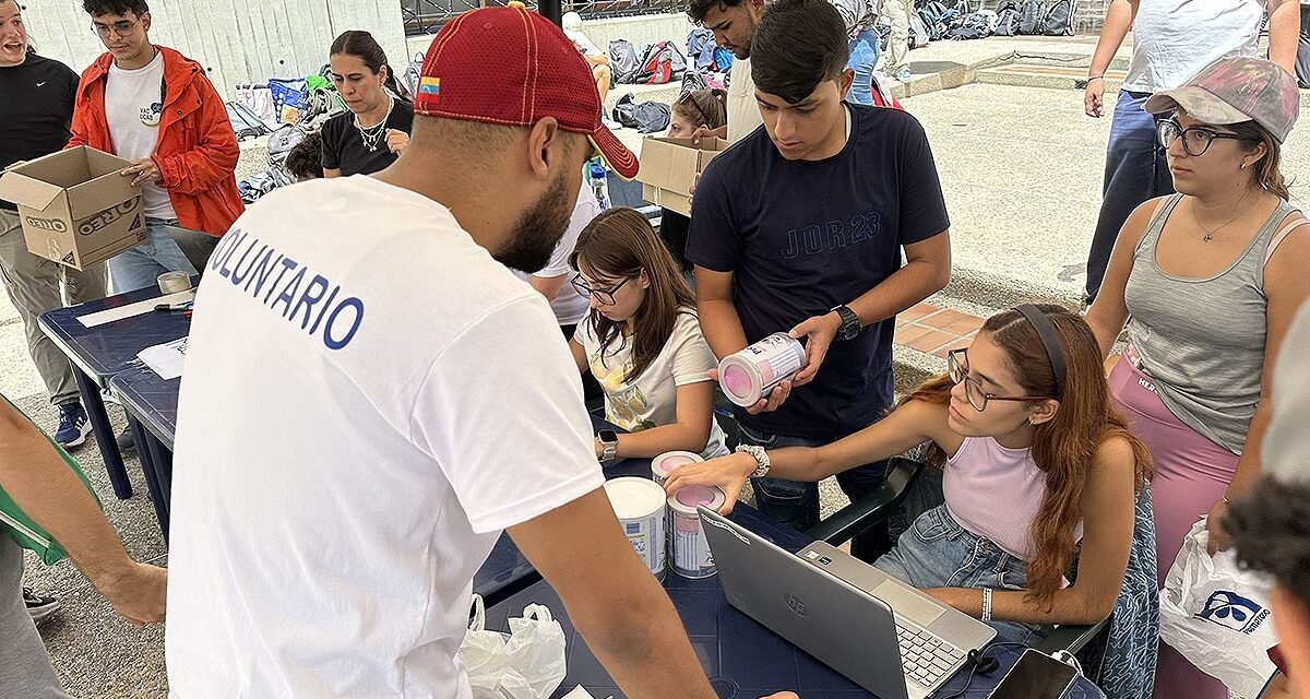 CulturaUCAB's tweet photo. En el marco de un seminario web titulado «Del centro de acopio a la reconstrucción del tejido social», el rector Peraza hizo un balance de la respuesta de la UCAB, como comunidad universitaria y obra de @JesuitasVen, ante los terremotos del 24 de junio 📎https://t.co/8VqINerLow https://t.co/dkbWzHe02Z
