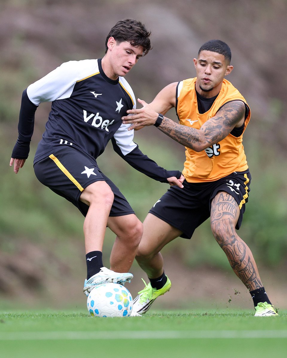 Botafogo's tweet photo. Foco total! 💪🔥

A elenco alvinegro segue sua preparação para voltar a campo e enfrentar o Santos pelo Campeonato Brasileiro, nesta quinta, às 19h30, no Estádio Nilton Santos. BORA, FOGÃO! ⭐️ #VamosBOTAFOGO

📸 Vítor Silva / BFR https://t.co/EdBIlx91R8