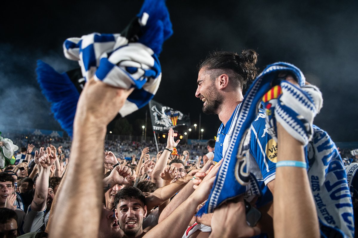 CESabadell's tweet photo. 😍 No hi ha millor forma d’acabar el dia que anunciant-vos que 𝗷𝗮 𝘀𝗼𝗺 𝟲.𝟬𝟬𝟬 𝘀𝗼𝗰𝗶𝘀

🚀 Arribem a la segona millor xifra d’aquest segle en només dues setmanes de campanya

👏🏻 Ens esteu deixant sense paraules, Arlequinats!

👉🏻 Feu-vos socis a: https://t.co/9TJkoZy1EQ https://t.co/9z2Oegzt5u