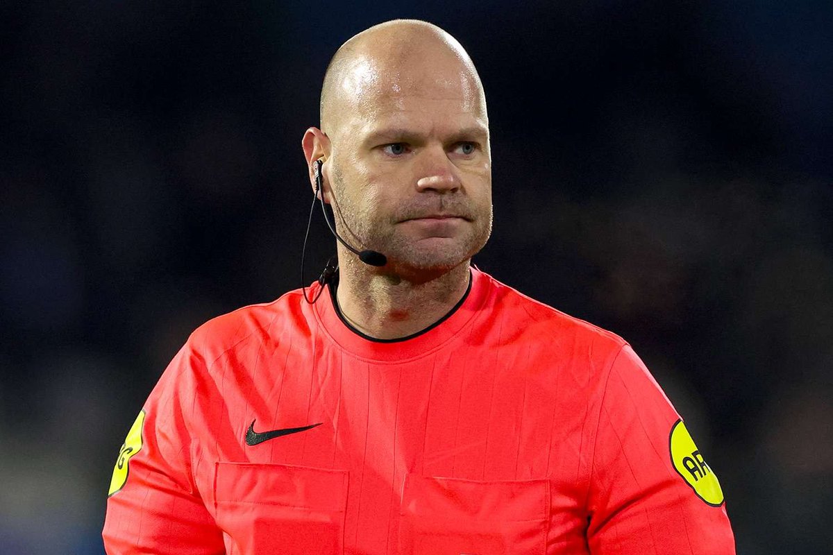 oranjefussball's tweet photo. „Er pfiff lieber am Freitagabend im Stadion De Vijverberg, als dass er der VAR bei Real Madrid gegen Juventus war.“ Journalist Leon #tenVoorde erinnert an #Dieperink's Bodenständigkeit: Trotz großer internationaler Einsätze liebte er das Pfeifen auf dem Platz am meisten.
(2/3) https://t.co/vxI7xccyR6