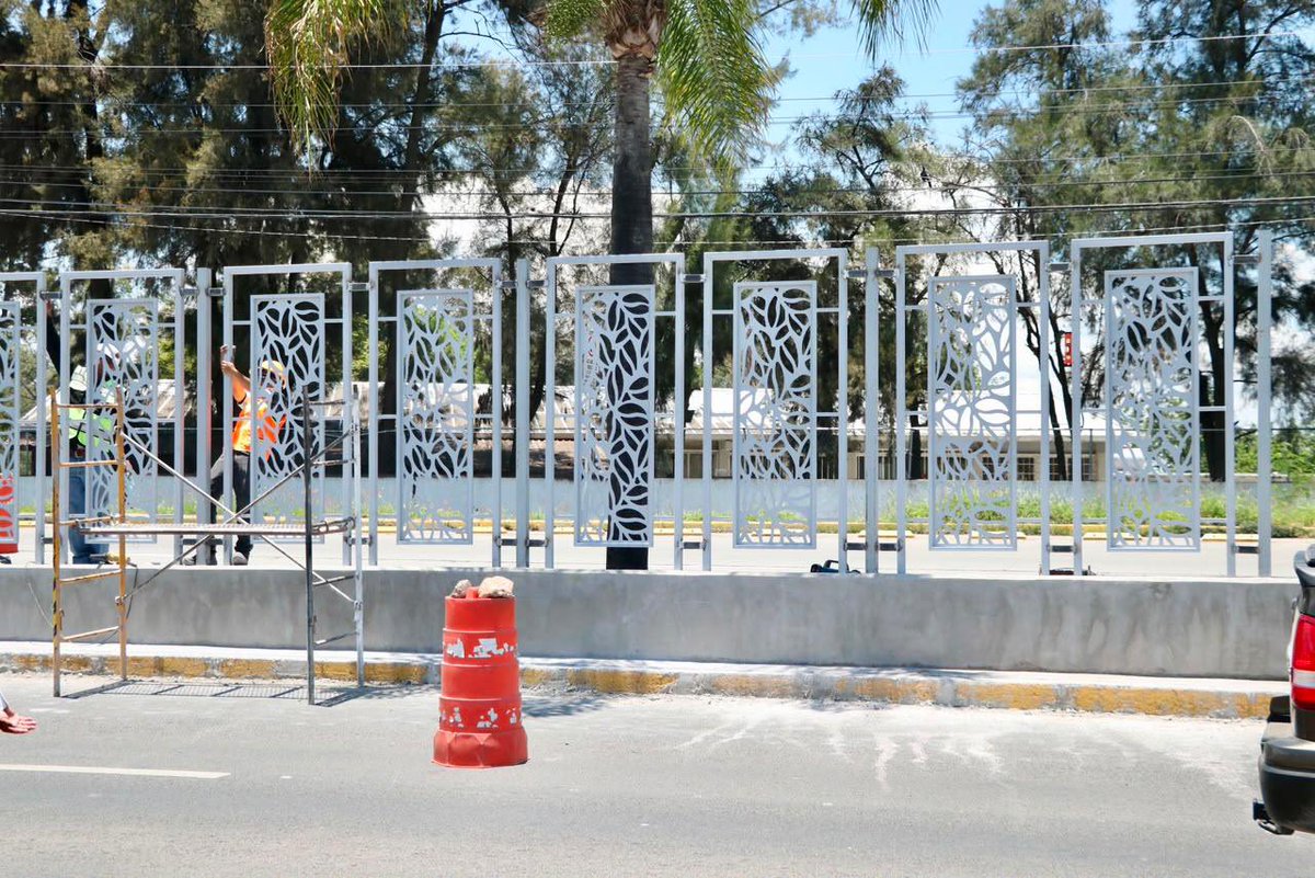irapuatogob's tweet photo. Supervisamos los avances de la Intervención Integral de Paisajismo Urbano, una obra que embellece nuestro entorno, recupera espacios públicos y construye una ciudad más agradable para todos. 

Cada acción suma y así #IrapuatoAvanza con espacios que se viven y se disfrutan. 💚 https://t.co/sp4eL6EJGx