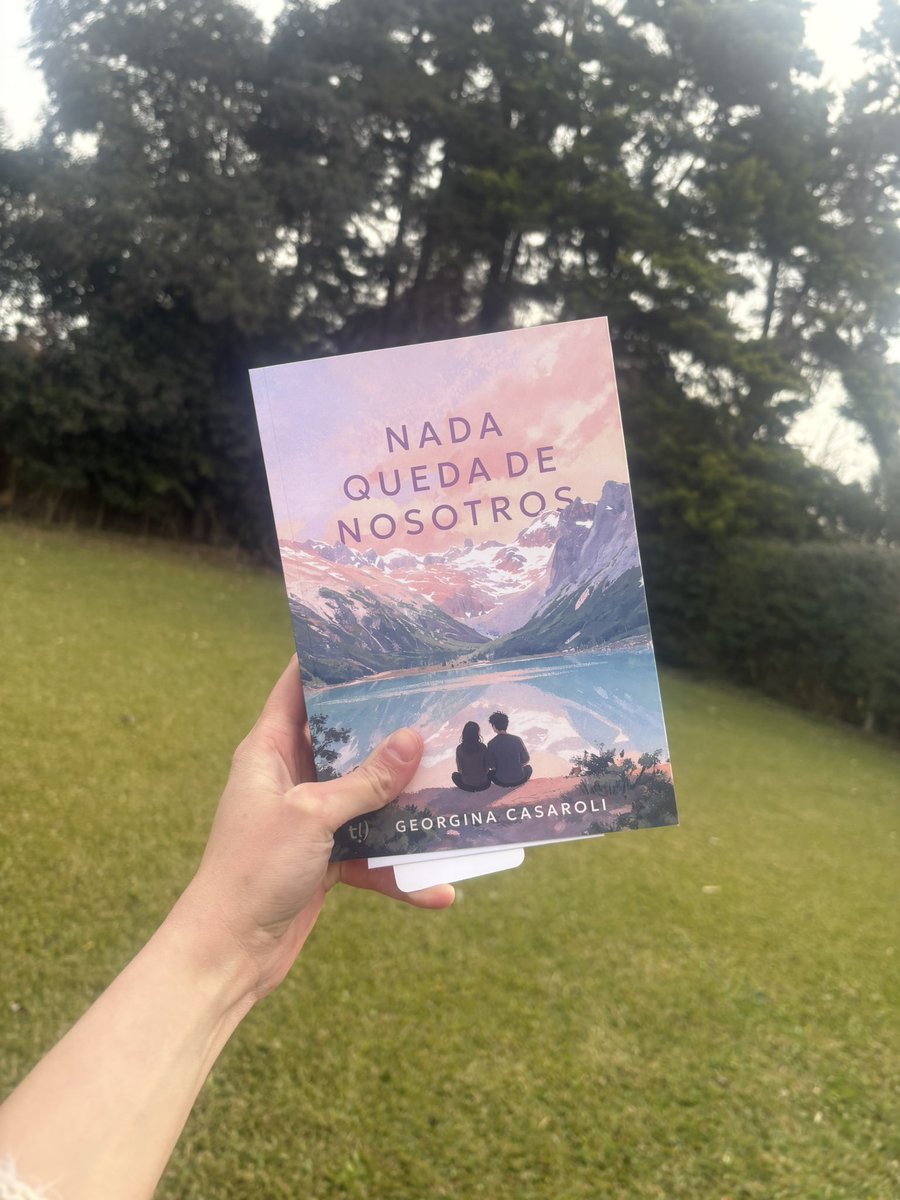 meabriunvinito's tweet photo. La verdadera Girl de las fanfics sacó su libro: @_ut0pica 🥳 https://t.co/ELxB5AR850