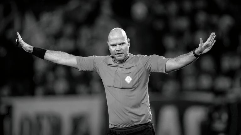 oranjefussball's tweet photo. „Dabei gab er an, mit frischem Mut in die neue Saison starten zu wollen. Das macht das Ganze besonders bitter.“ Vincent #Schildkamp berichtet, dass sich #Dieperink erst vor zwei Wochen bei einem Treffen emotional für die Unterstützung in schweren Zeiten bedankt hatte.
(3/3) https://t.co/rTED5tAEUq