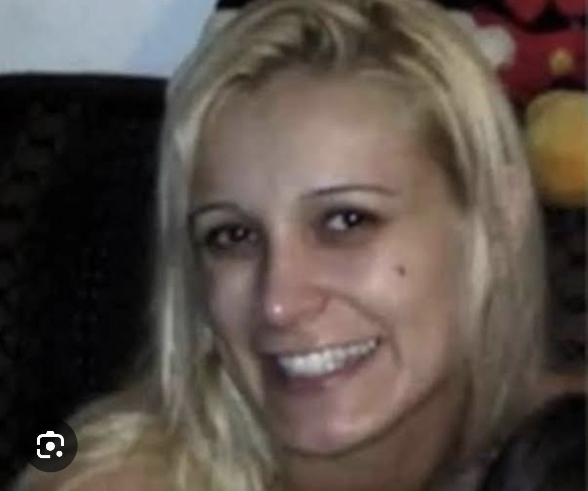 DoRealista's tweet photo. @updatecultura Ela deu foi sorte que tiveram alguns homens desesperados pra gozar e pagaram por isso aqui . https://t.co/vnhW6SkEAC